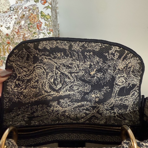 Medium Lady D-Lite Bag
Blue Toile de Jouy Reverse Embroidery - Picture 15 of 15